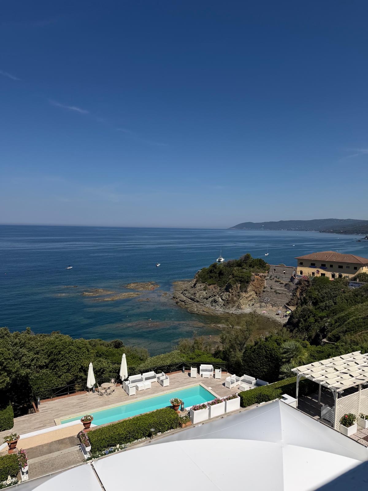 Panoramica della scogliera e della Baia del Quercetano